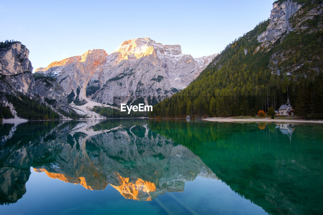 SCENIC VIEW OF LAKE BY SNOWCAPPED MOUNTAINS AGAINST SKY