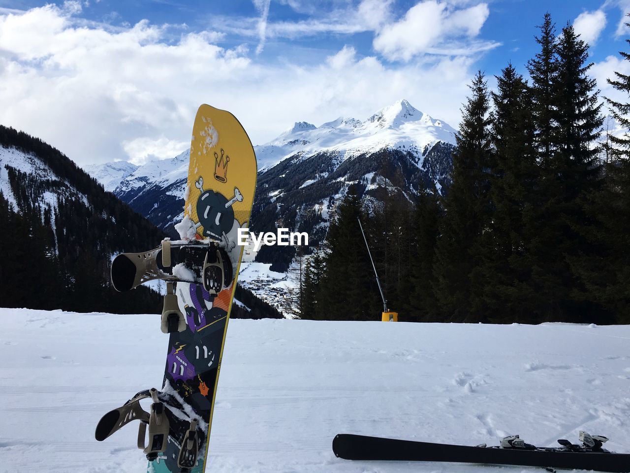 PANORAMIC VIEW OF SNOWCAPPED MOUNTAIN AGAINST SKY