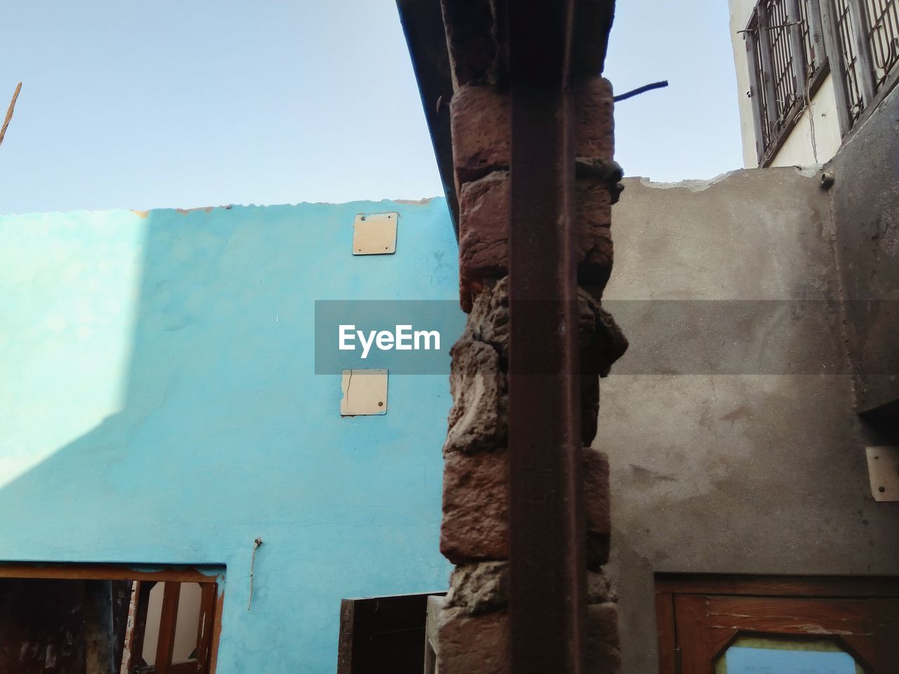 LOW ANGLE VIEW OF OLD BUILDING AGAINST CLEAR SKY