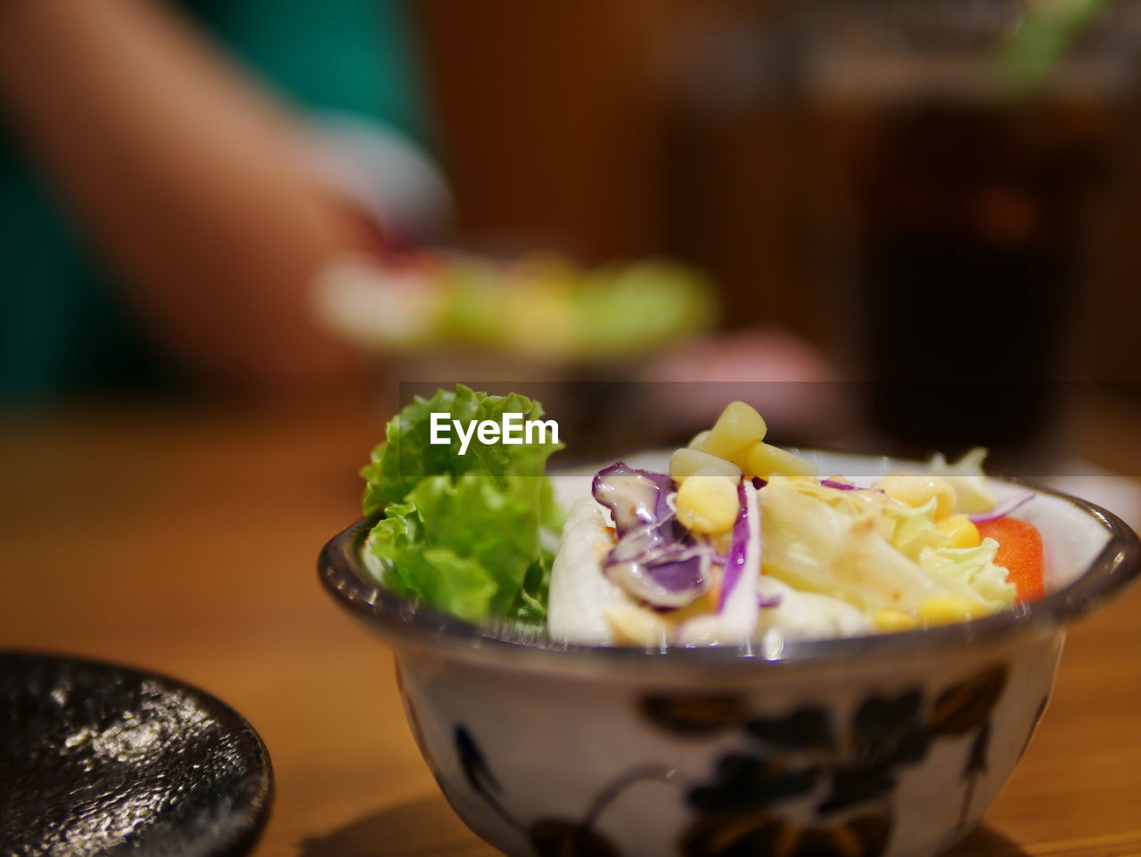 CLOSE-UP OF FRUITS IN BOWL