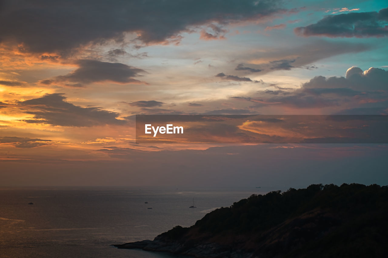 SCENIC VIEW OF SEA AGAINST SUNSET SKY