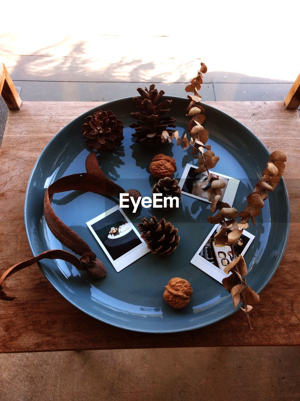 HIGH ANGLE VIEW OF CAKE ON TABLE