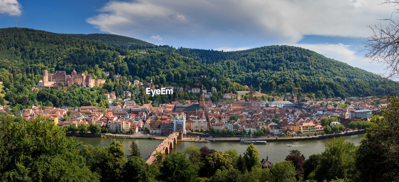 SCENIC VIEW OF RIVER BY BUILDINGS AGAINST SKY