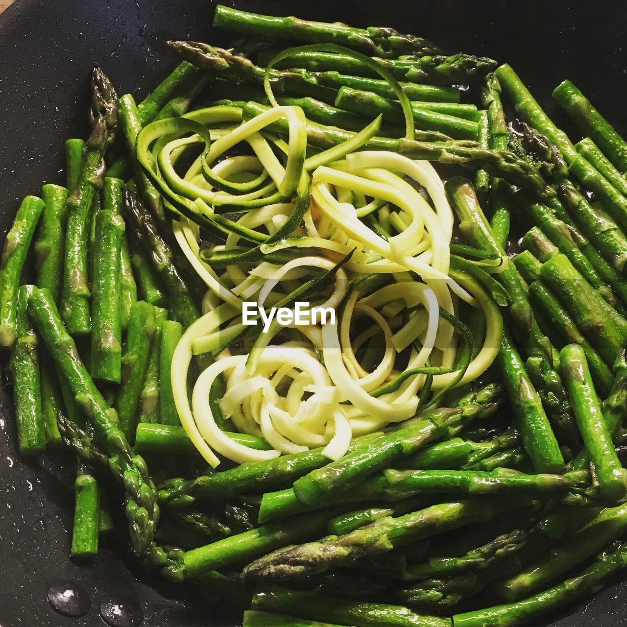 HIGH ANGLE VIEW OF FRESH GREEN VEGETABLES