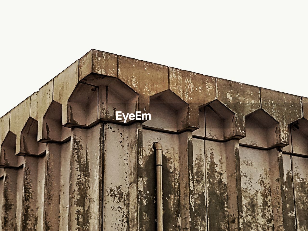 LOW ANGLE VIEW OF ABANDONED BUILDING AGAINST CLEAR SKY