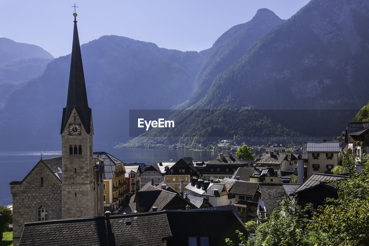 HIGH ANGLE VIEW OF TOWNSCAPE BY MOUNTAINS