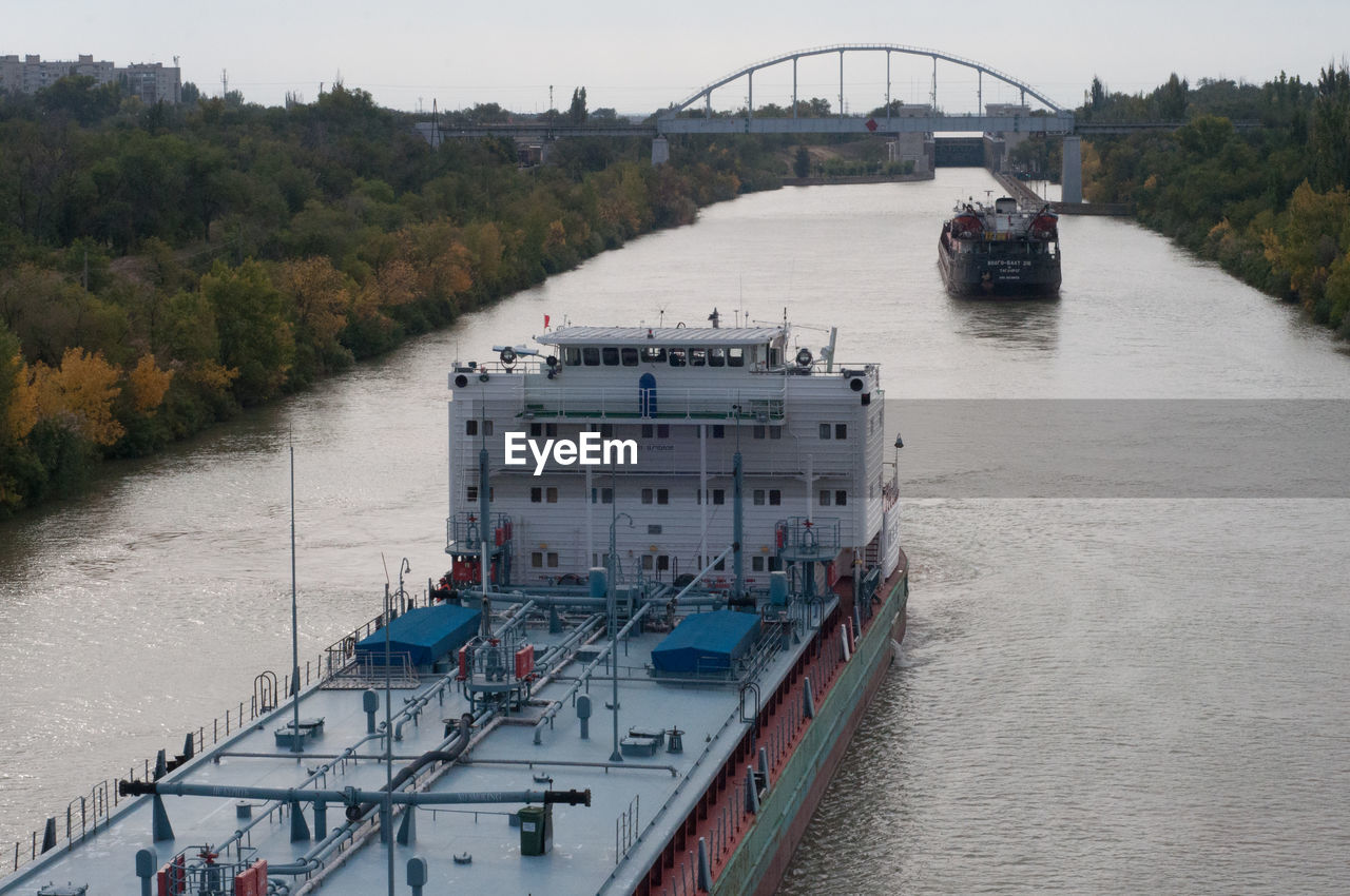 HIGH ANGLE VIEW OF SHIP SAILING IN RIVER