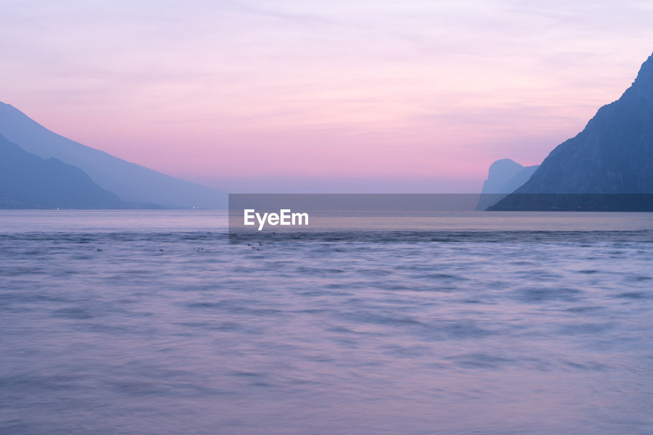 SCENIC VIEW OF SEA AND MOUNTAINS AGAINST SKY