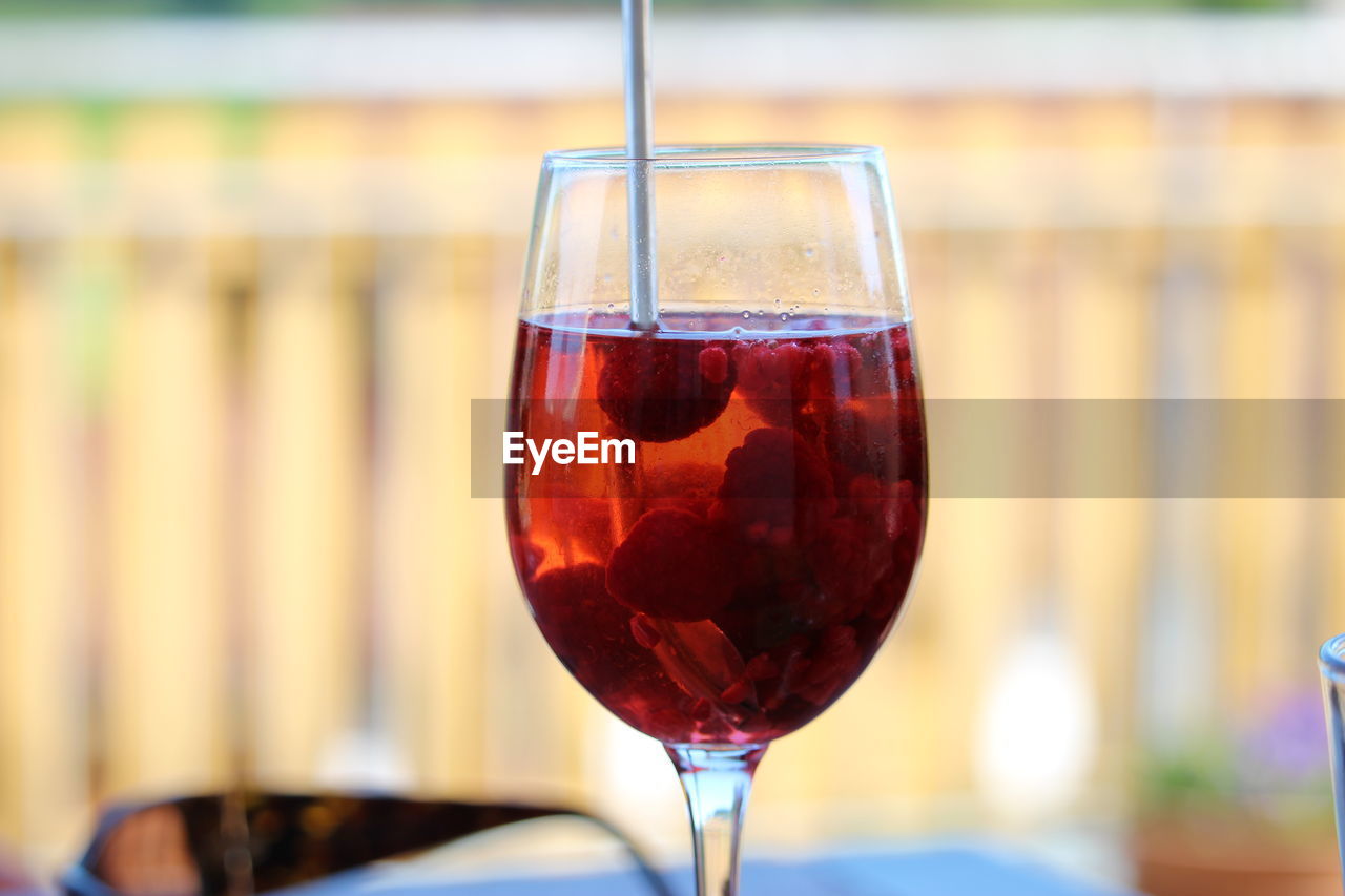 CLOSE-UP OF WINEGLASS