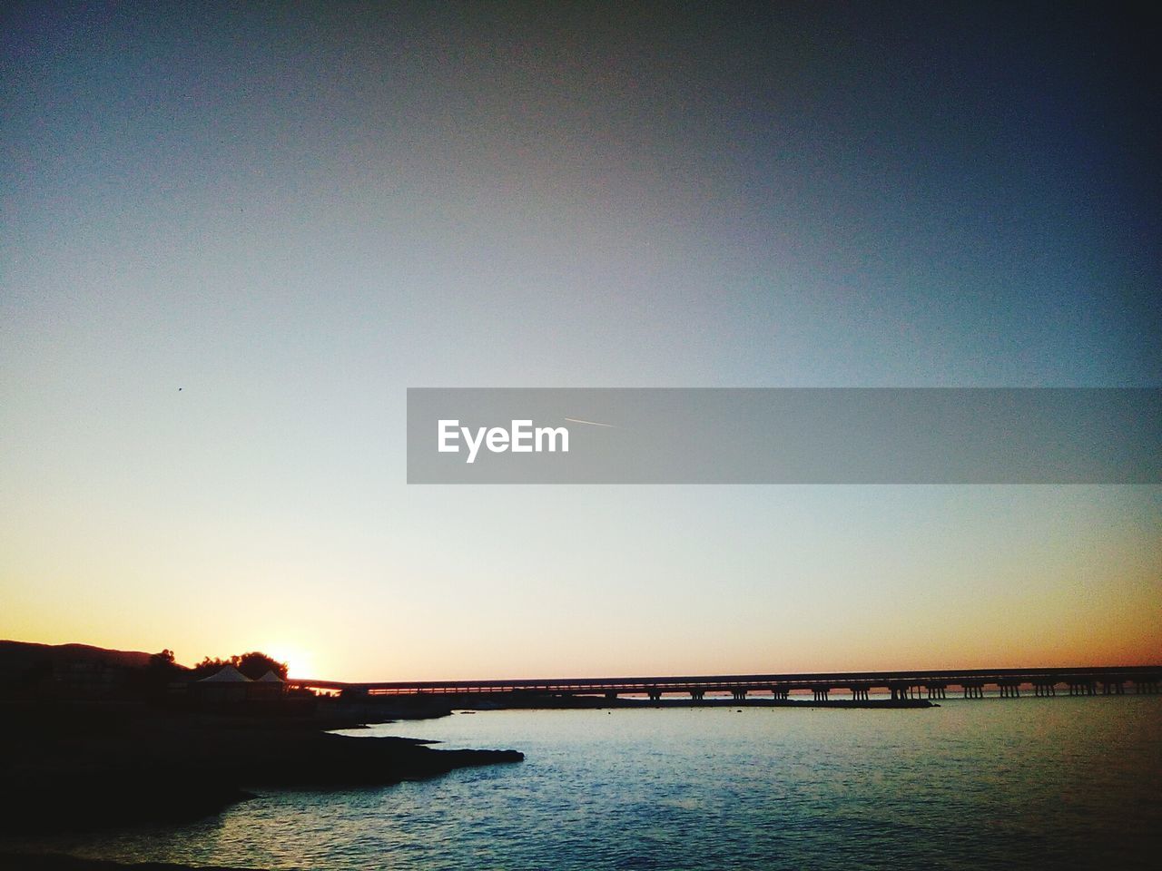 SCENIC VIEW OF SEA AGAINST SKY AT SUNSET