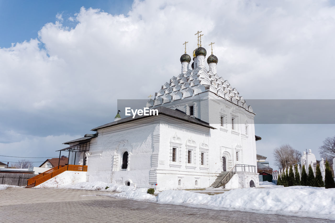 LOW ANGLE VIEW OF BUILDING AGAINST CLOUDY SKY