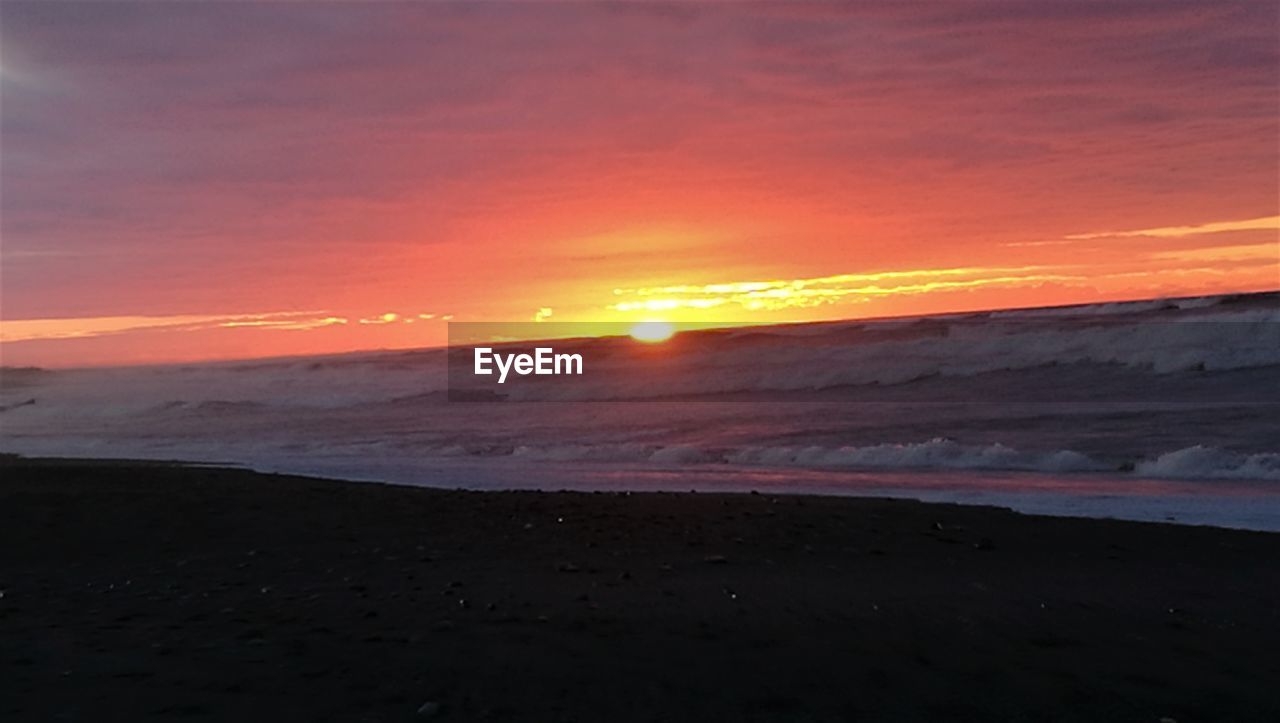 SCENIC VIEW OF SEA AGAINST SKY AT SUNSET