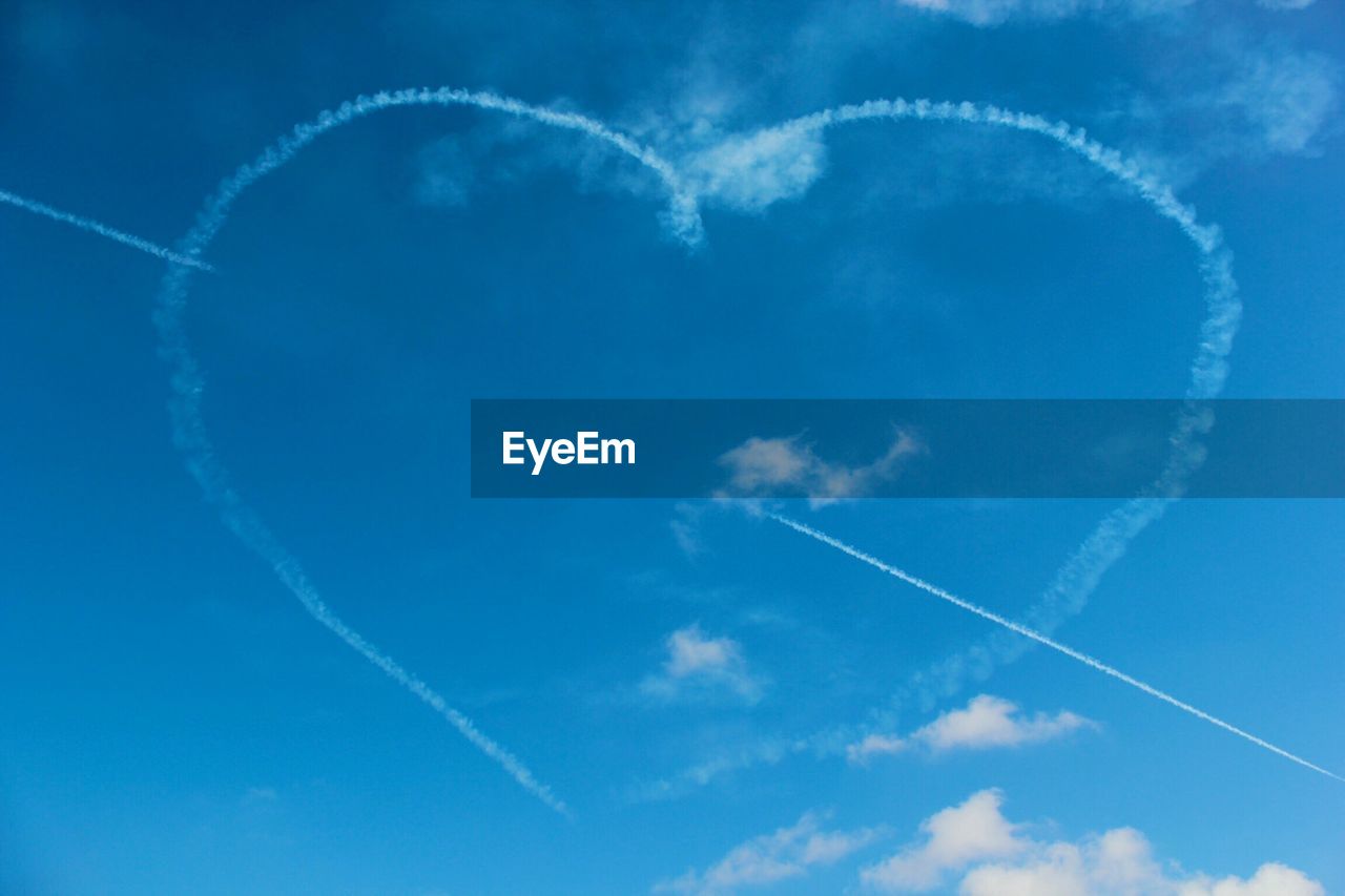 Heart shaped vapor trails in sky