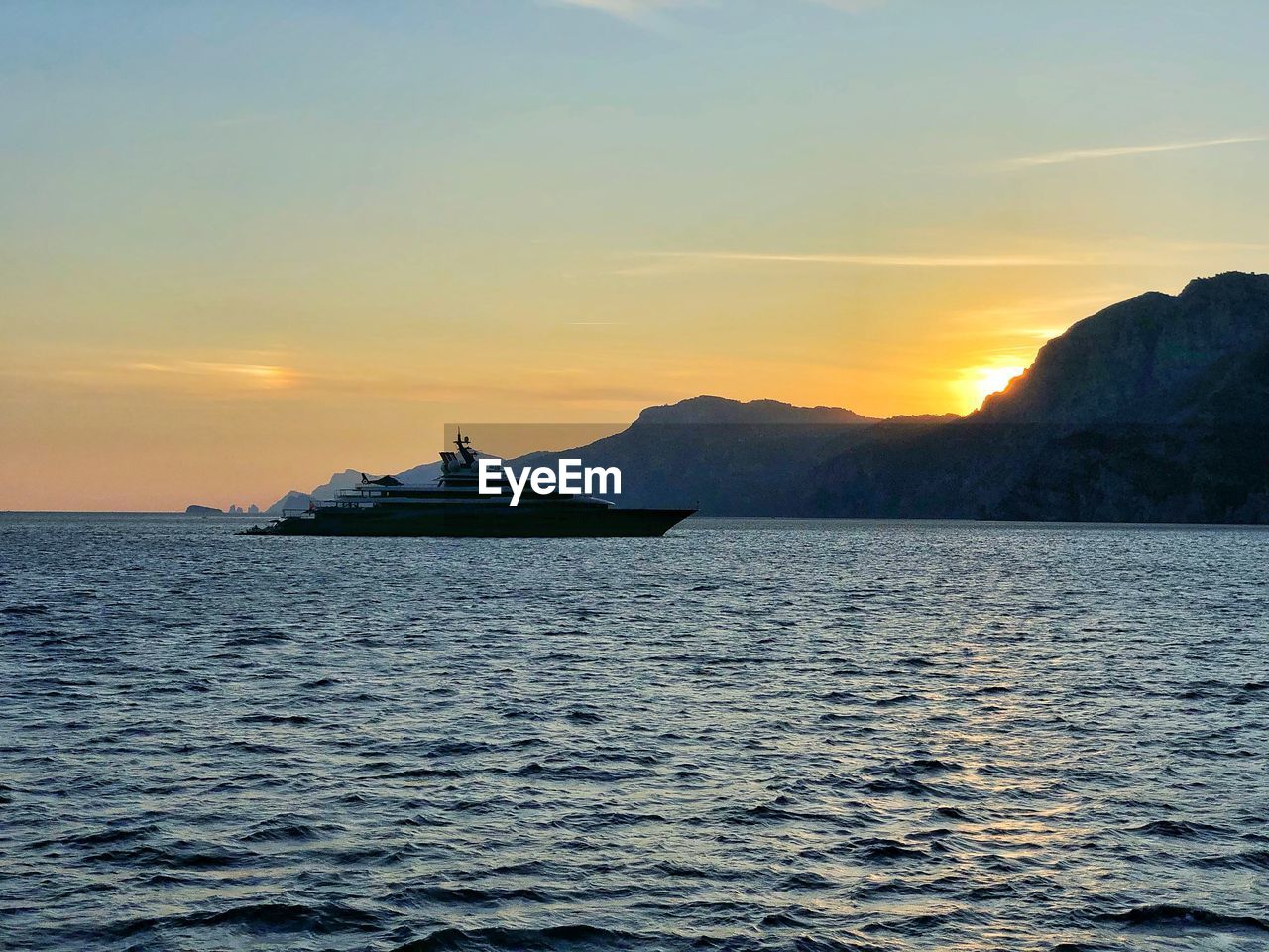 SHIP SAILING ON SEA AGAINST SKY DURING SUNSET