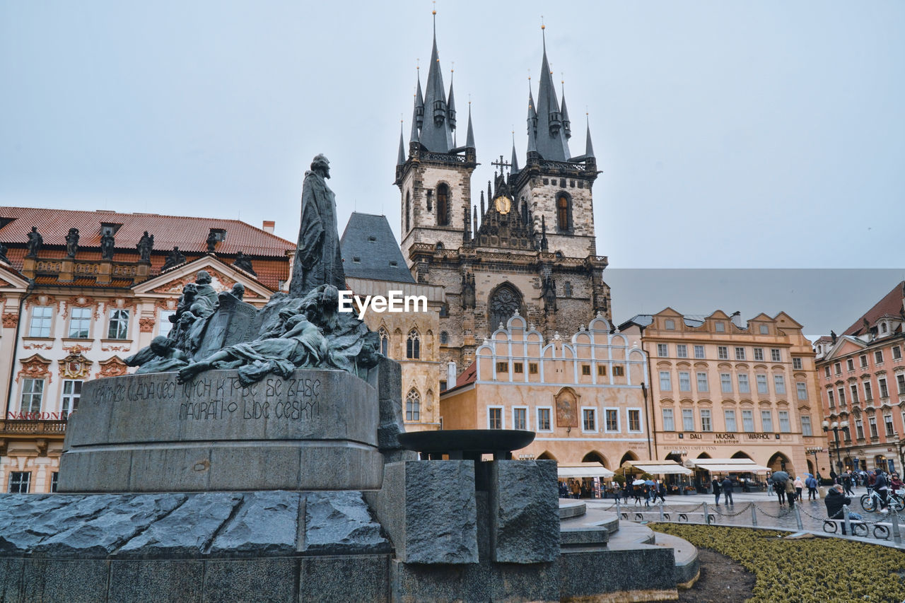 STATUE OF HISTORIC BUILDING AGAINST SKY