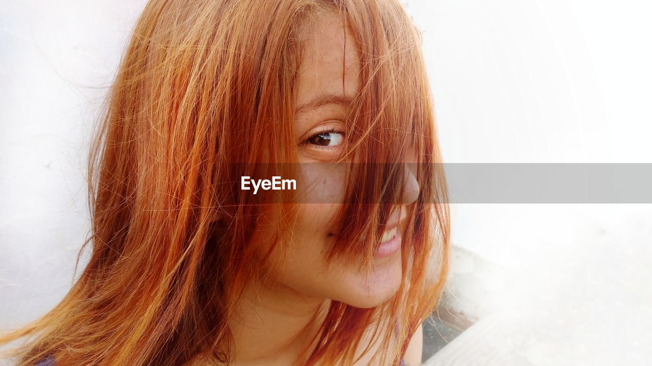 CLOSE-UP PORTRAIT OF YOUNG WOMAN