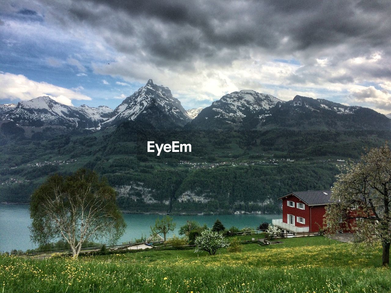 SCENIC VIEW OF HOUSE AND MOUNTAIN AGAINST SKY