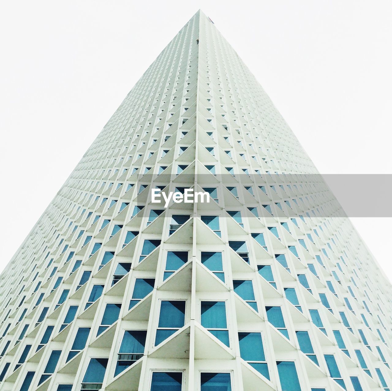 LOW ANGLE VIEW OF MODERN BUILDING AGAINST SKY