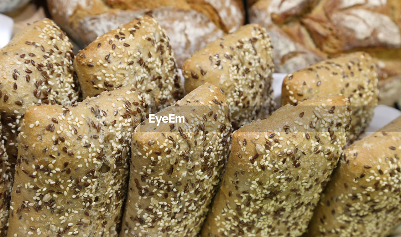 Many loaves of bread made with whole wheat to the seeds and cereals above