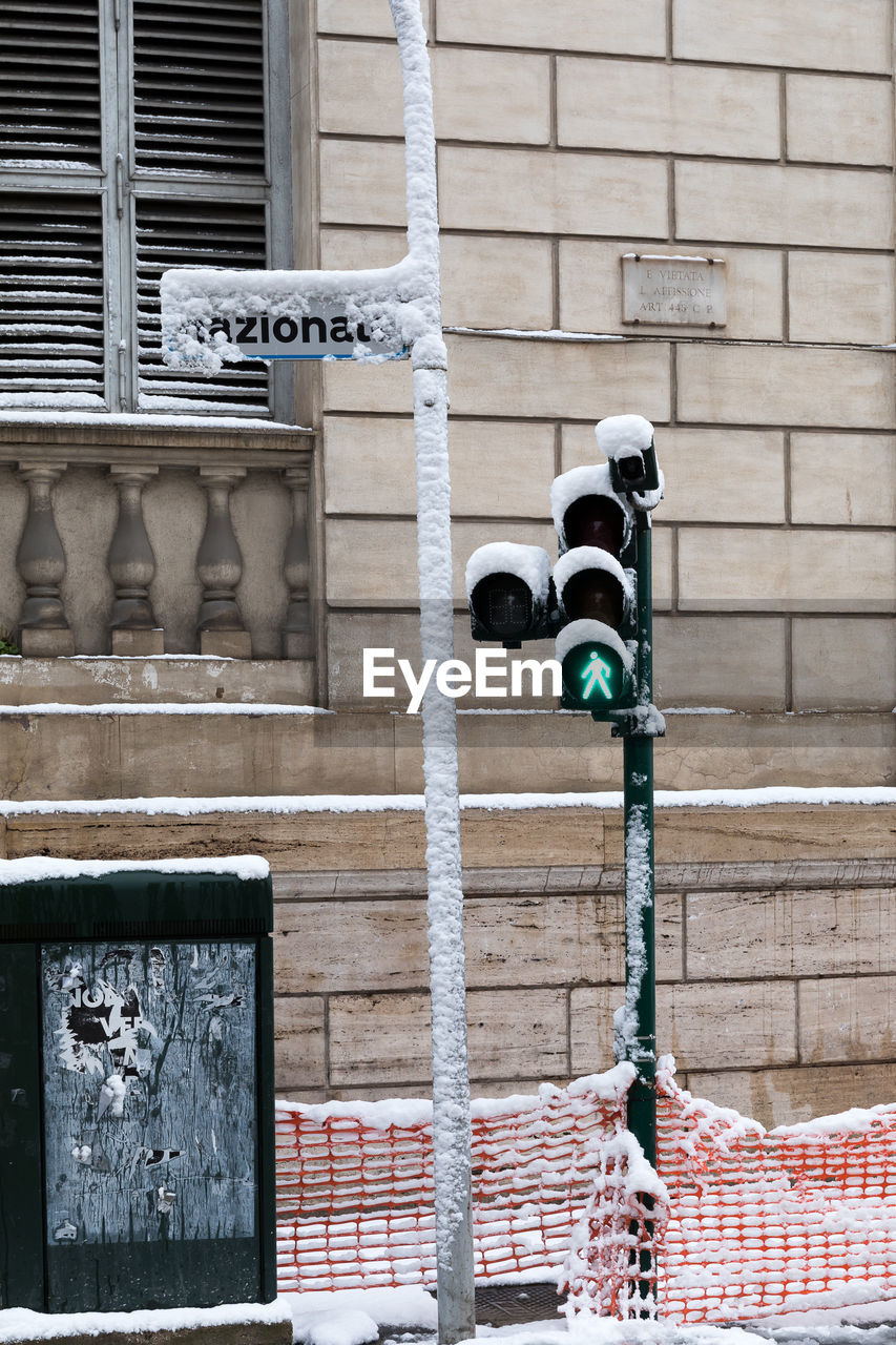 Covering streets and monuments of a white white coat. in the photo via nazionale.