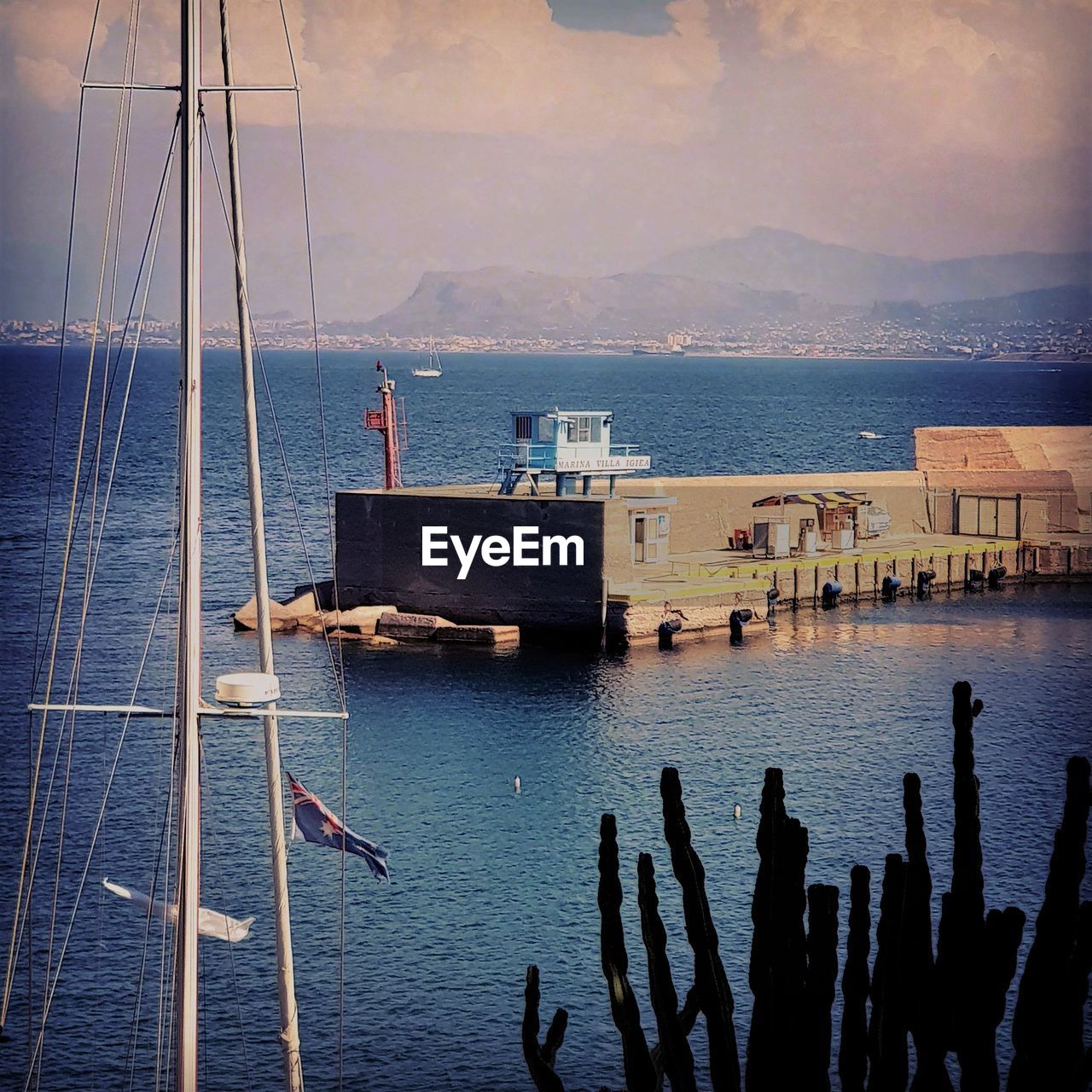 SAILBOAT IN SEA AGAINST SKY