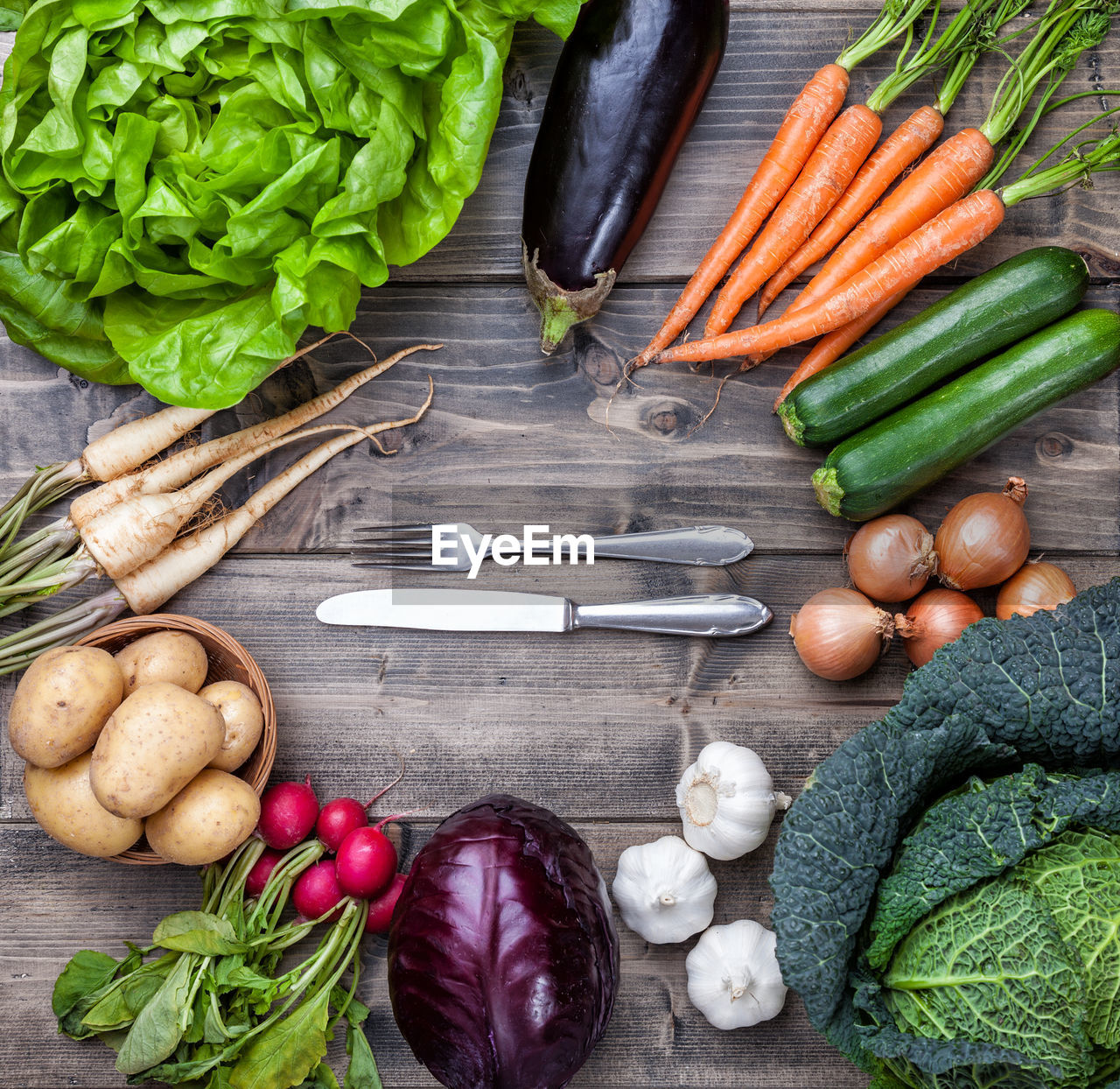 HIGH ANGLE VIEW OF FRESH VEGETABLES IN KITCHEN