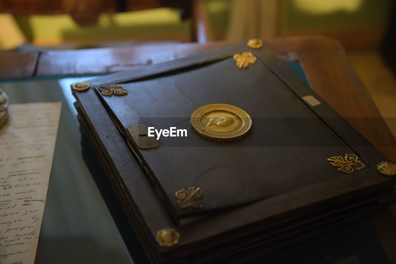 HIGH ANGLE VIEW OF OLD TABLE IN RESTAURANT