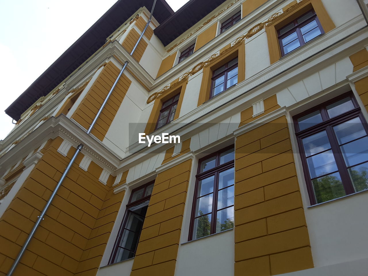 LOW ANGLE VIEW OF BUILDINGS AGAINST CLEAR SKY