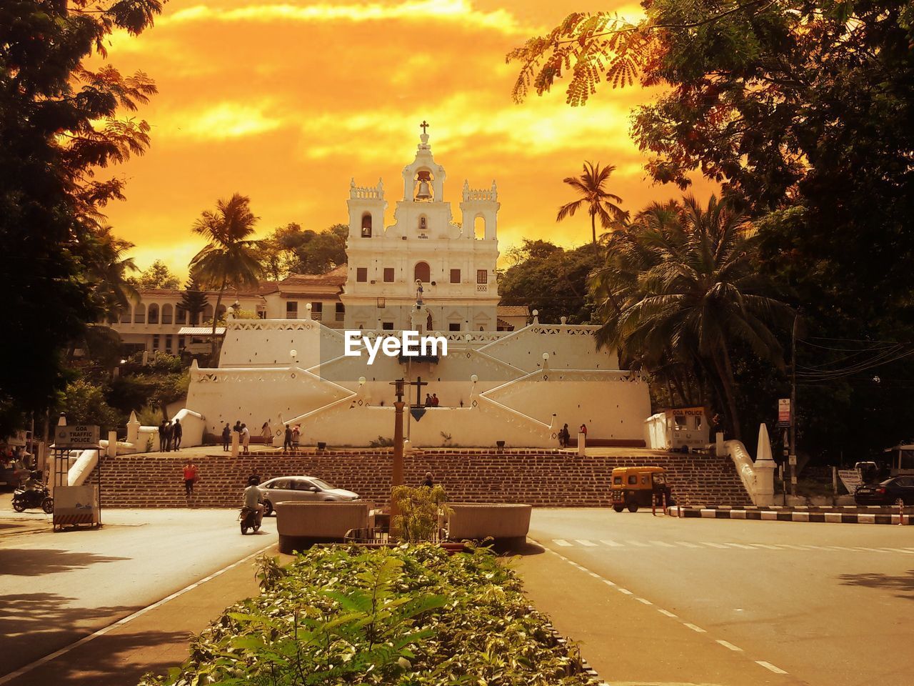 VIEW OF BUILDINGS IN CITY