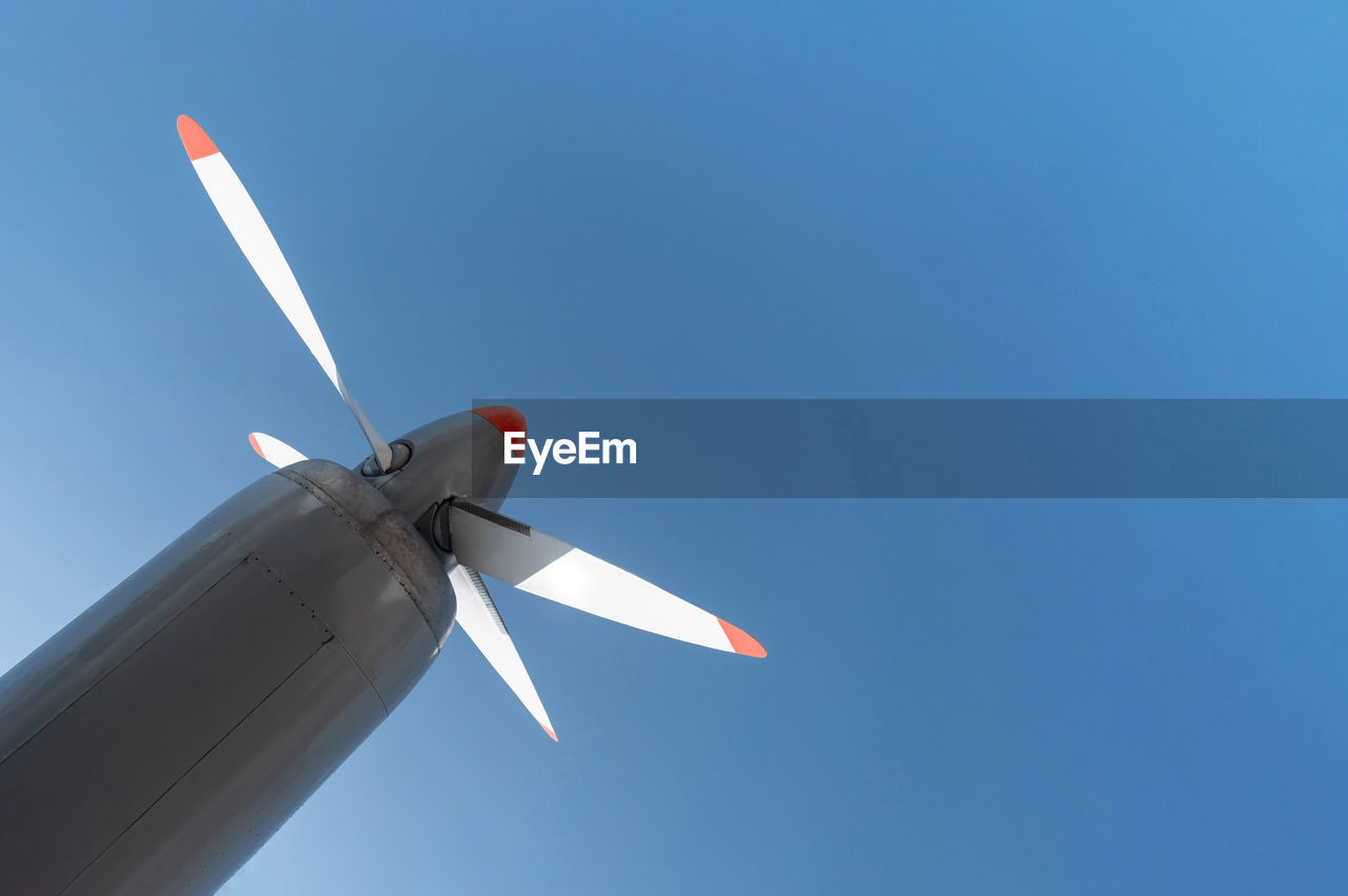 LOW ANGLE VIEW OF AIRPLANE AGAINST CLEAR SKY