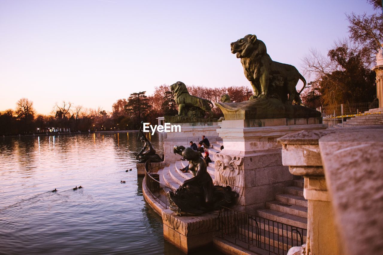 VIEW OF BIRDS PERCHING ON STATUE