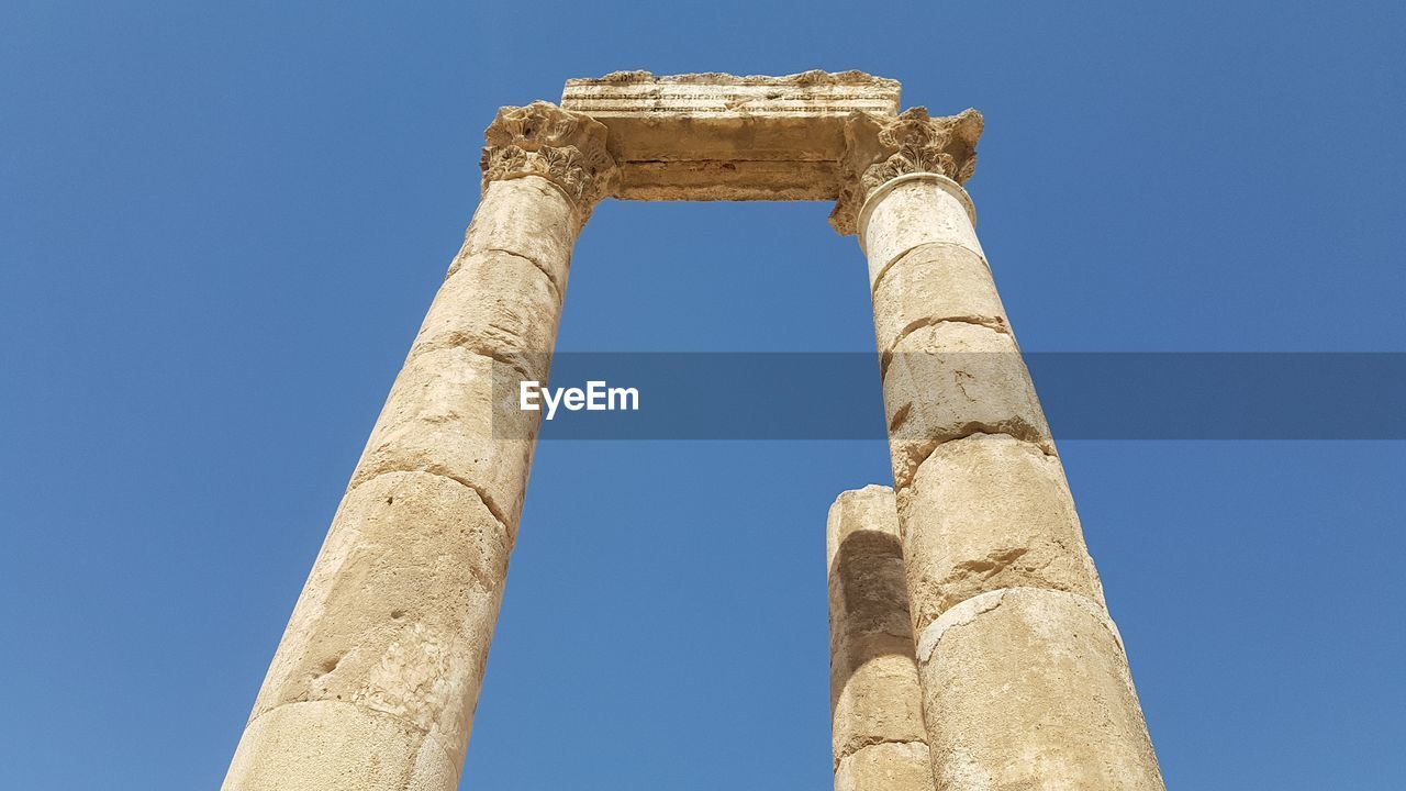 LOW ANGLE VIEW OF HISTORICAL BUILDING AGAINST BLUE SKY