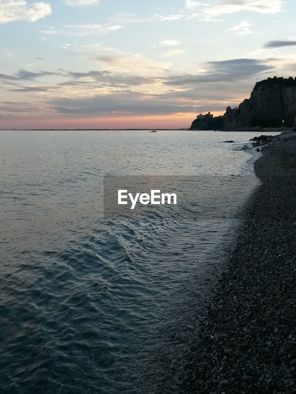 SCENIC VIEW OF SEA AGAINST SUNSET SKY