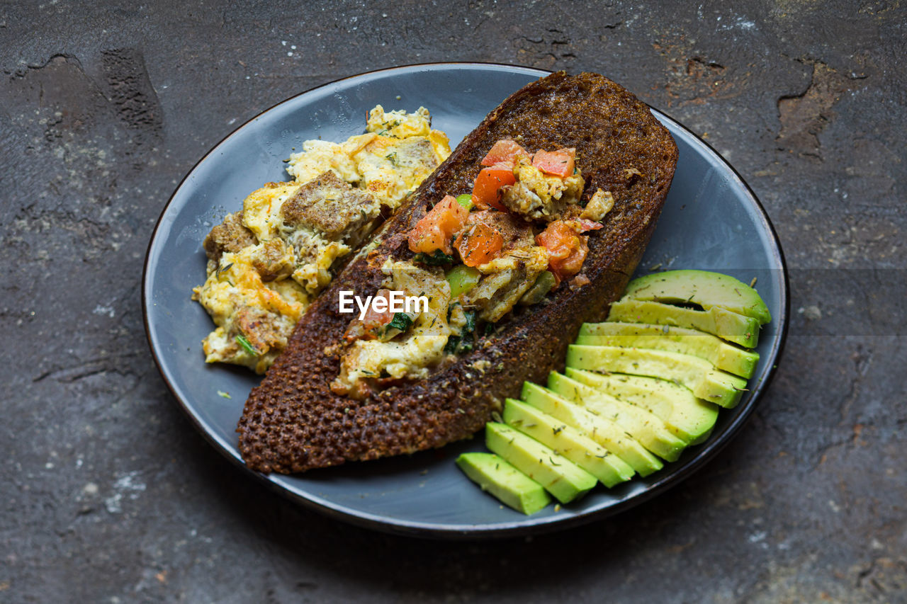 HIGH ANGLE VIEW OF MEAL IN BOWL