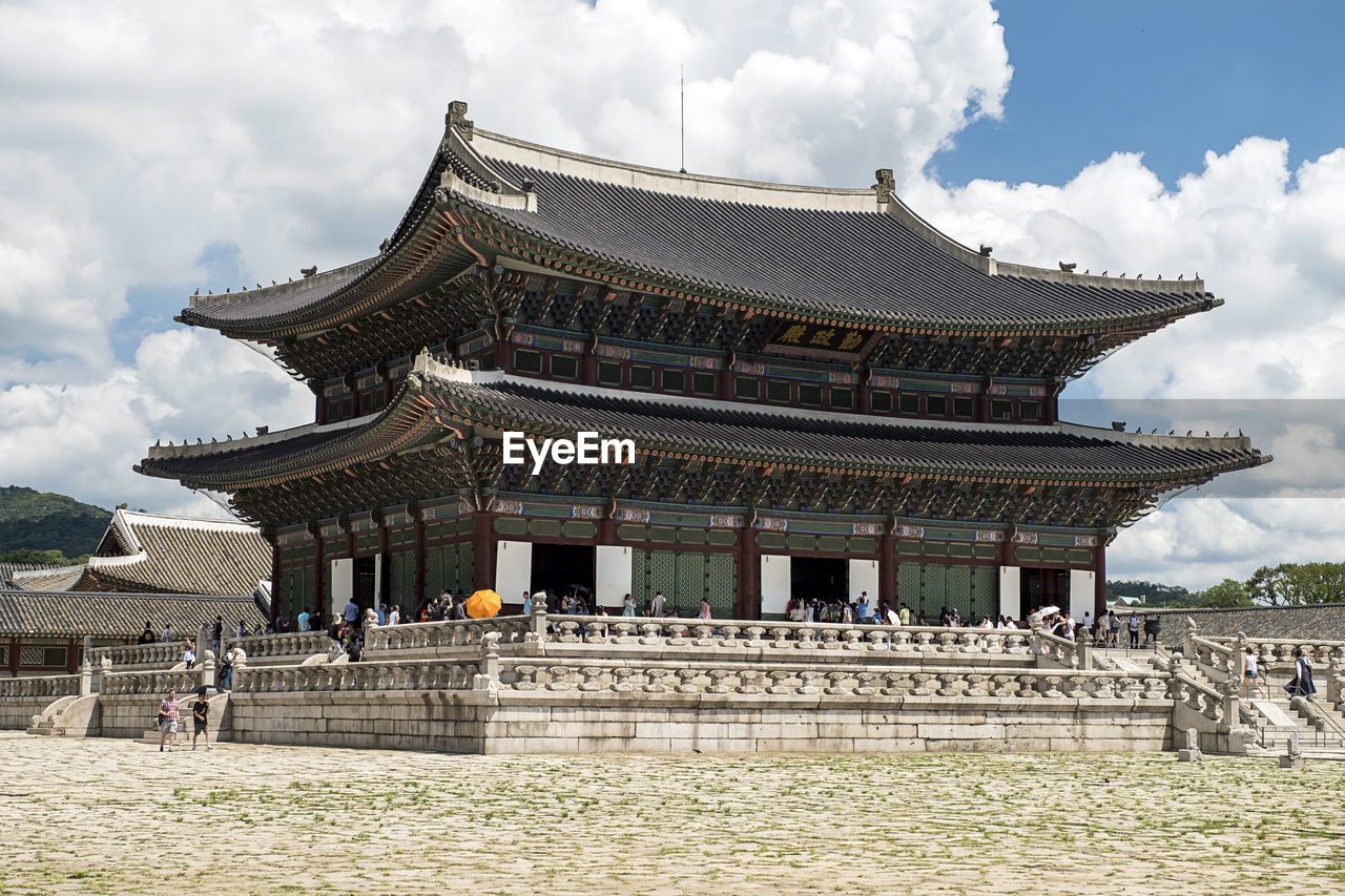 LOW ANGLE VIEW OF HISTORICAL BUILDING AGAINST SKY