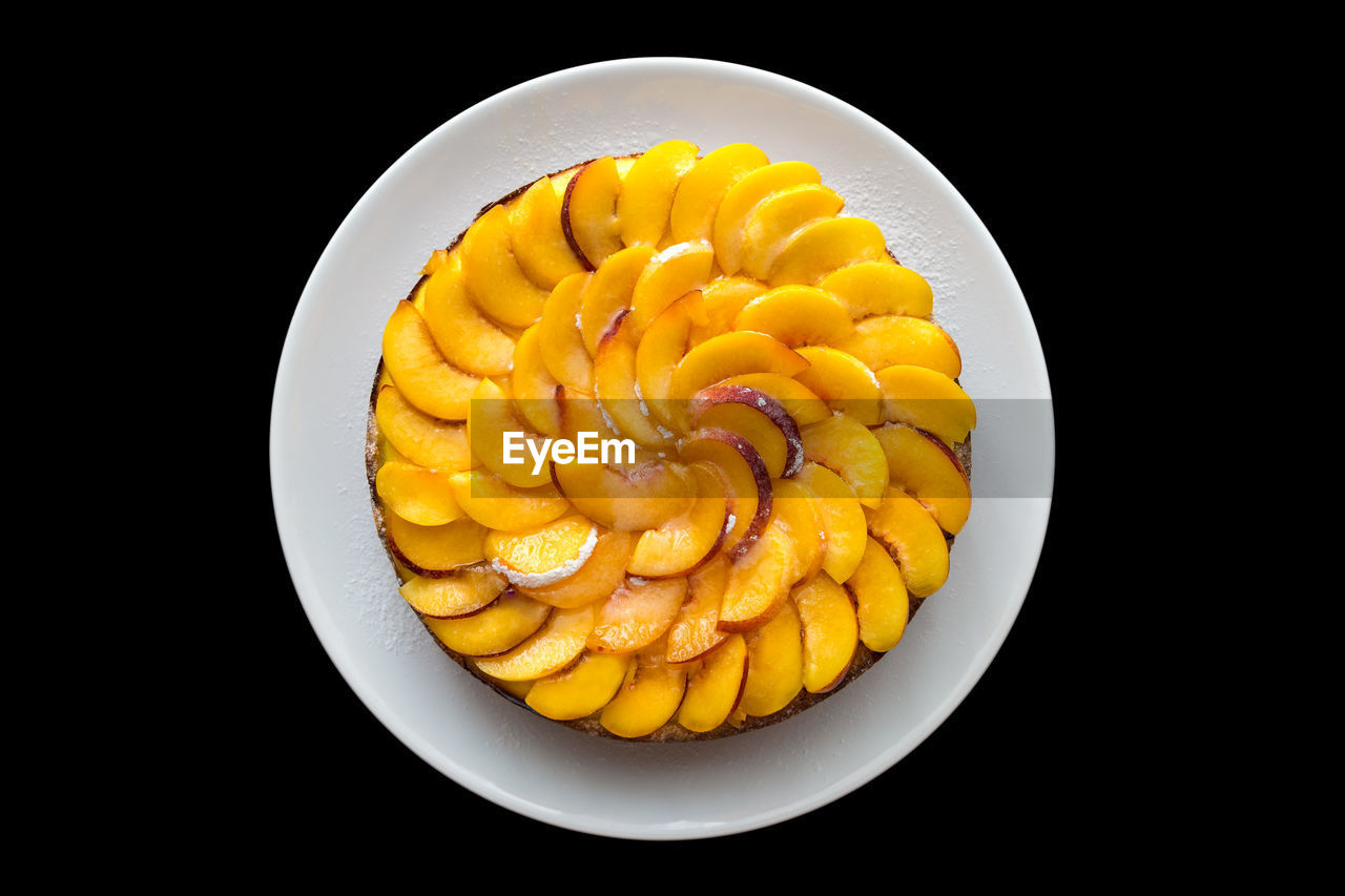 DIRECTLY ABOVE SHOT OF ORANGE FRUIT IN PLATE