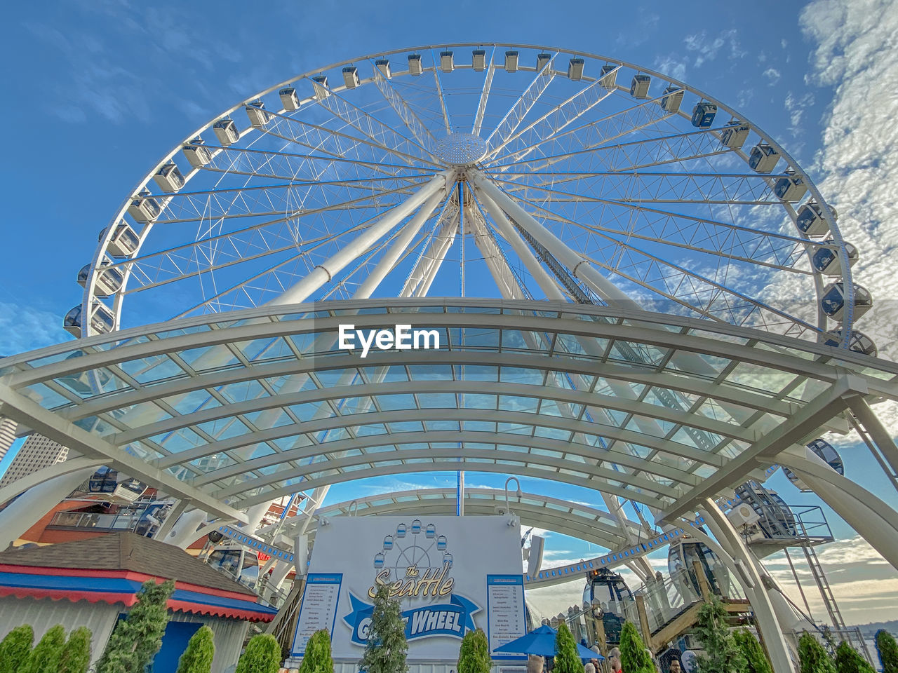 LOW ANGLE VIEW OF FERRIS WHEEL IN CITY