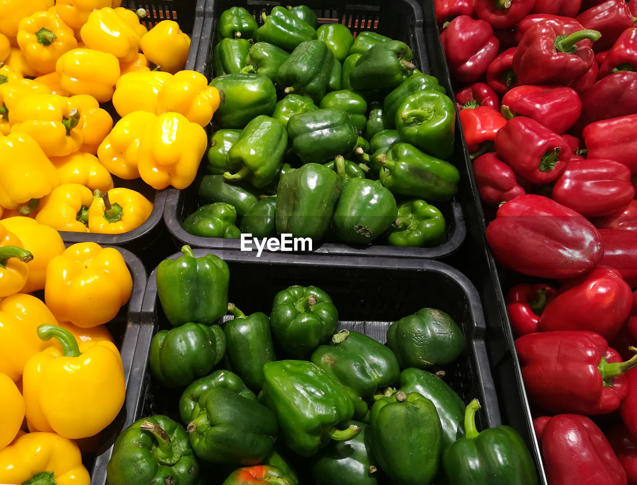 HIGH ANGLE VIEW OF BELL PEPPERS IN MARKET