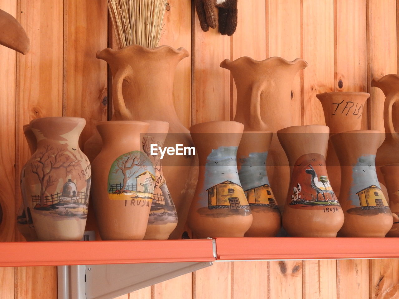 CLOSE-UP OF VASE IN SHELF