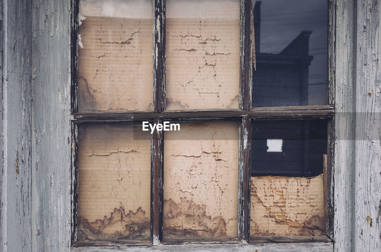 CLOSE-UP OF DOOR OF BUILDING