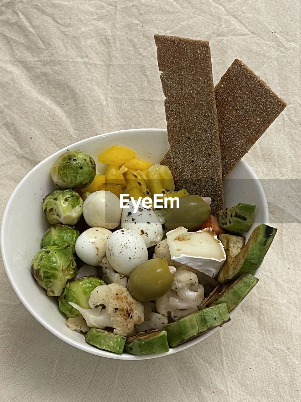 DIRECTLY ABOVE SHOT OF FOOD IN PLATE