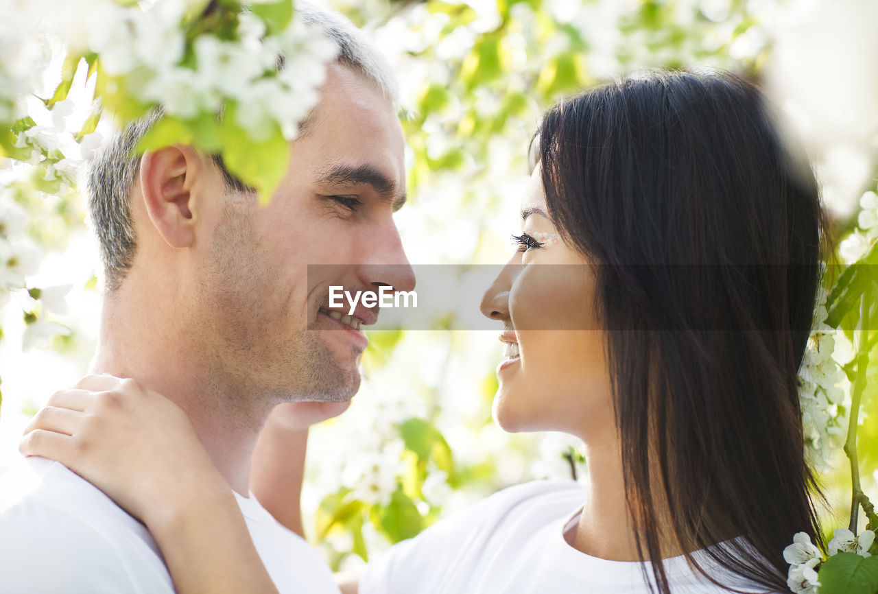 PORTRAIT OF YOUNG COUPLE KISSING