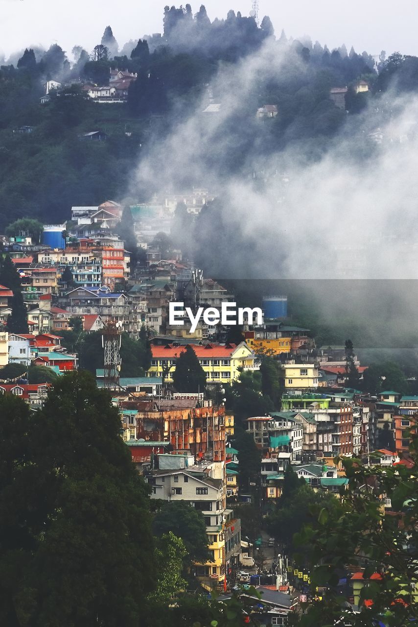 Cloudy and foggy darjeeling hill station in monsoon season, himalayan foothills area in india