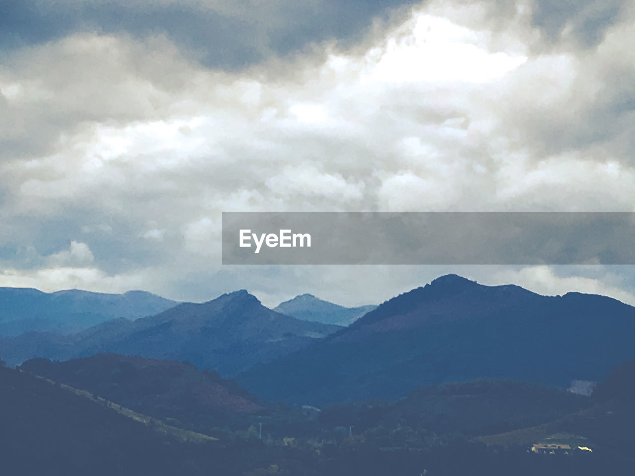 IDYLLIC SHOT OF MOUNTAIN RANGE AGAINST SKY