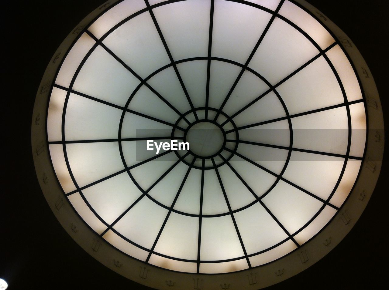 LOW ANGLE VIEW OF CEILING OF BUILDING