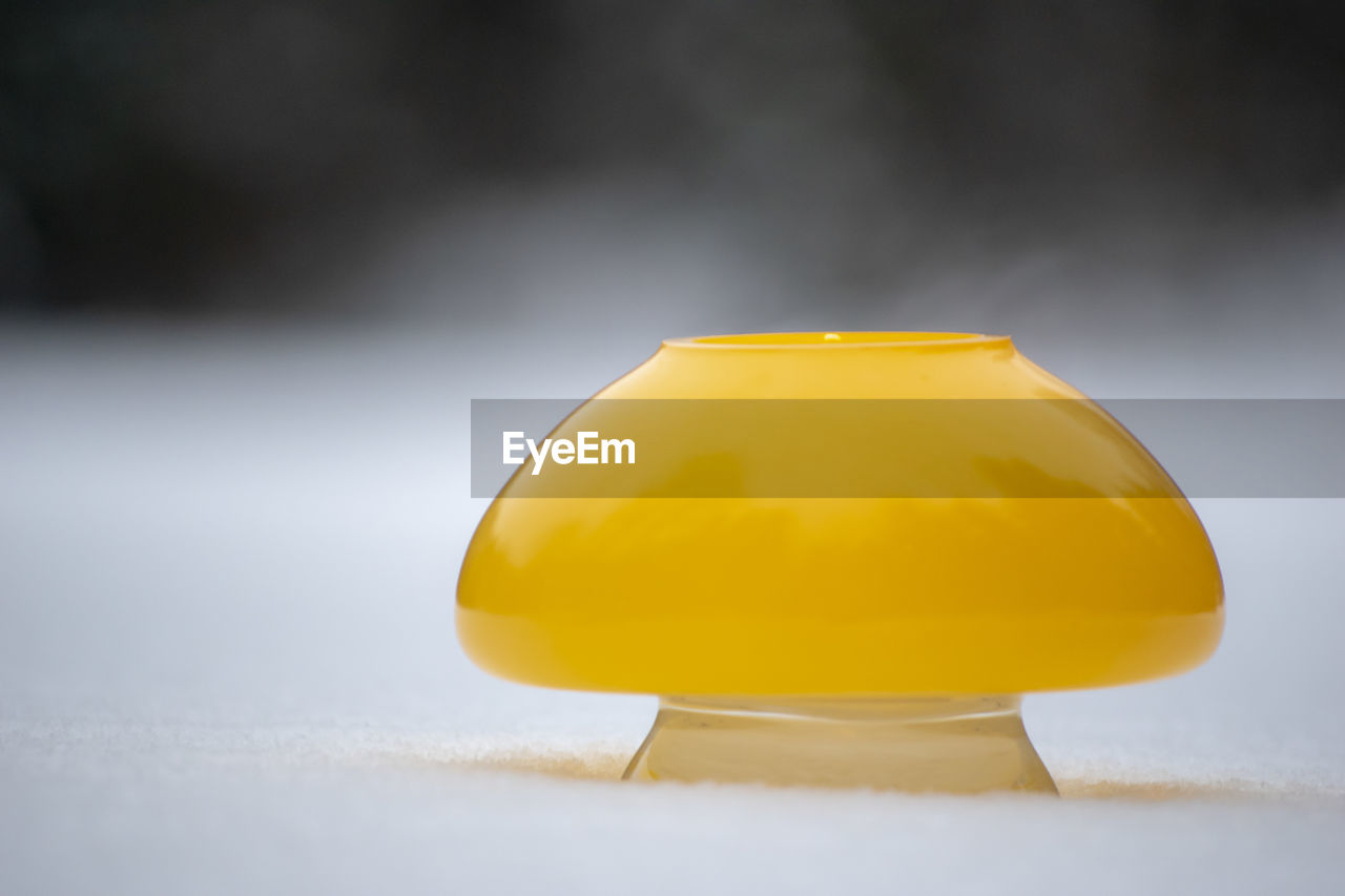 CLOSE-UP OF YELLOW JUICE ON TABLE