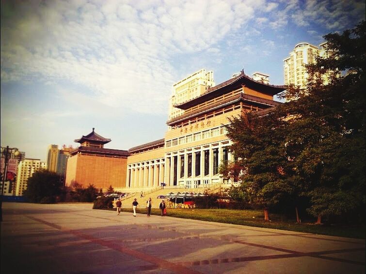 VIEW OF BUILDINGS IN CITY