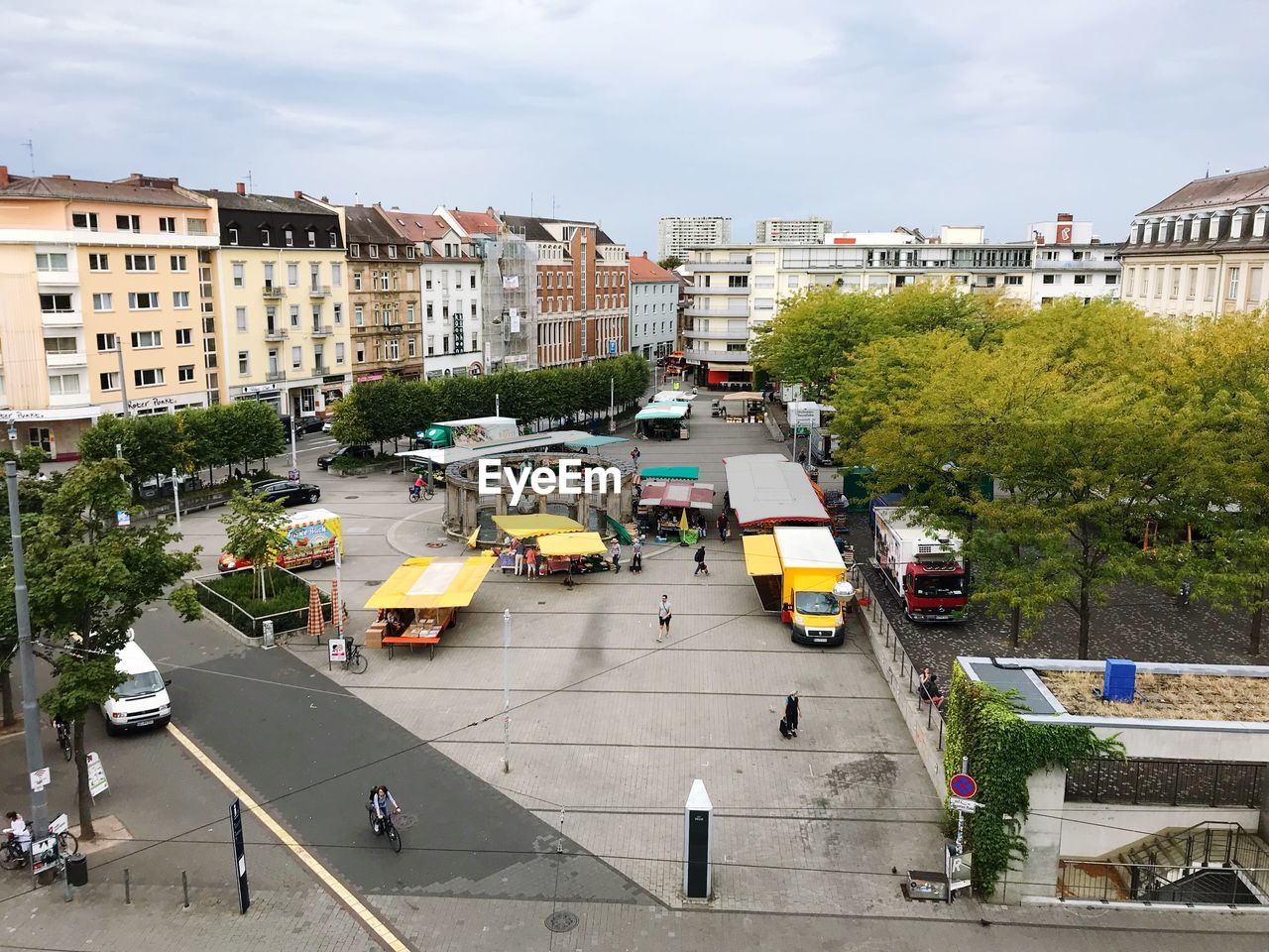 HIGH ANGLE VIEW OF CITY STREET AMIDST BUILDINGS