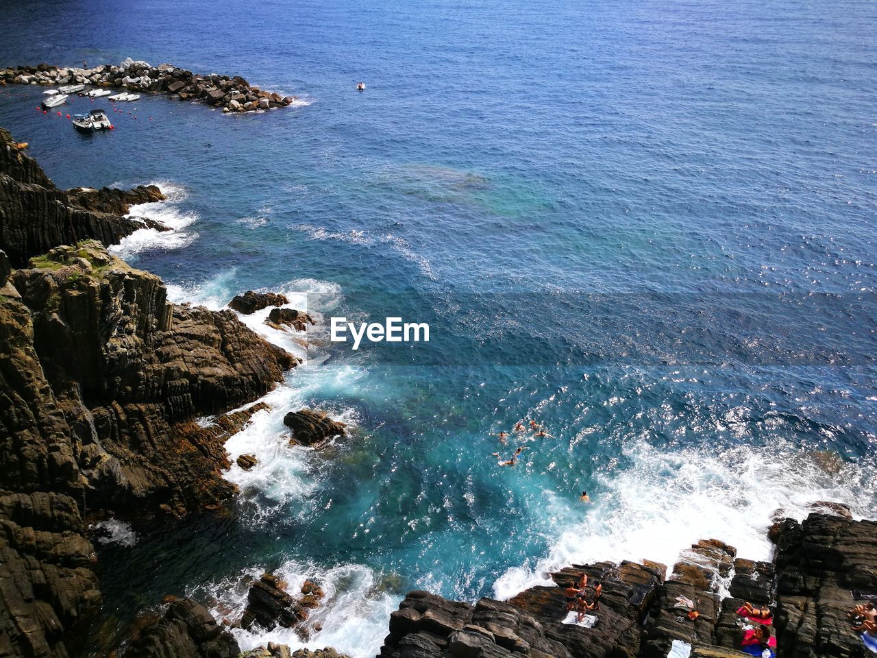 HIGH ANGLE VIEW OF ROCKS AT SEA