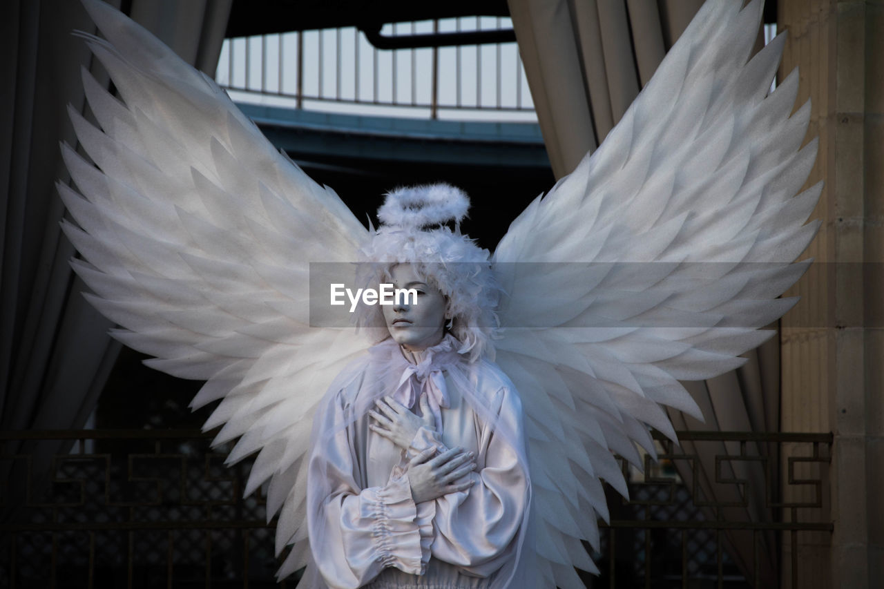 CLOSE-UP OF A WHITE BIRD